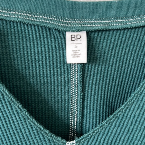 BP. Split Neck Thermal Crop - Picture 3 of 6